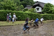 はしゃぎも個性、泥んこレース!